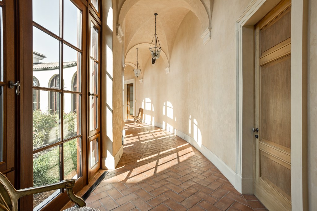 This image has an empty alt attribute; its file name is 12_lindenhouse-64.jpg